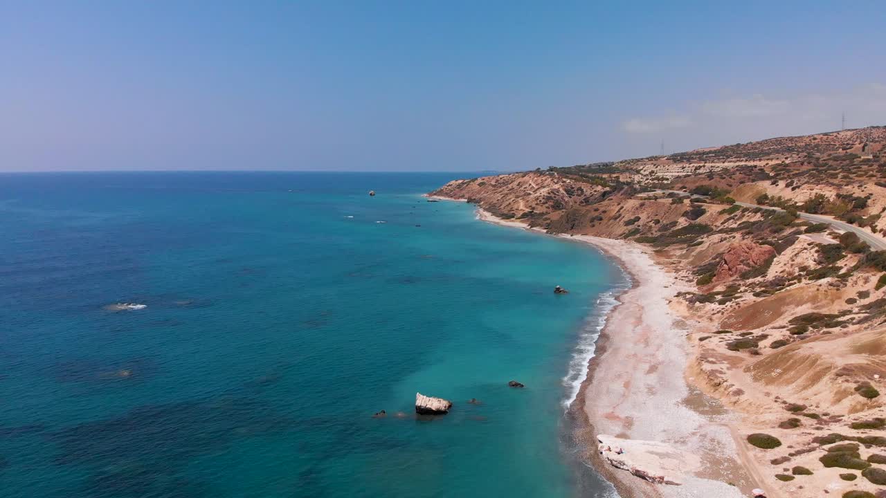 toma aérea lenta volando sobre la playa en la costa de paphos, chipre, grecia
