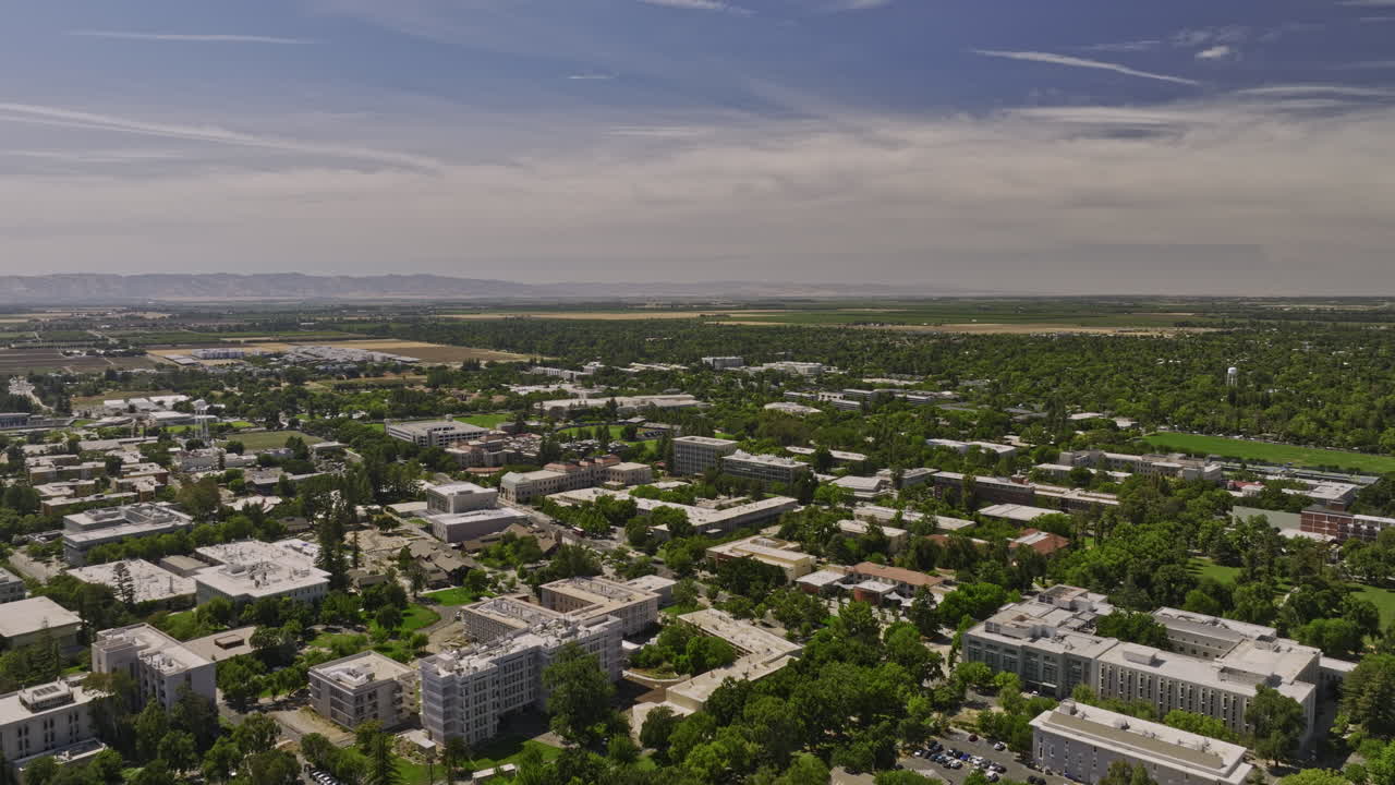 vista panorámica aérea de davis california v1 drone flyover uc davis campus area, una renombrada universidad pública de investigación de concesión de tierras en un día soleado con cielo azul - filmada con cine mavic 3 - junio de 2022