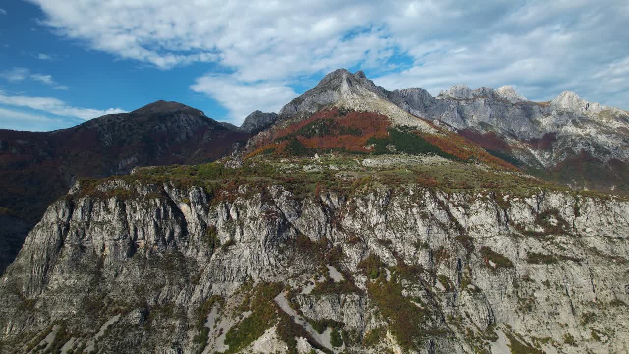 montaña en otoño vestida de muchos colores en las laderas de piedra en las hermosas cordilleras de los alpes albaneses