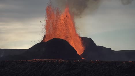 cerca de una poderosa erupción volcánica día nublado islandia 2021