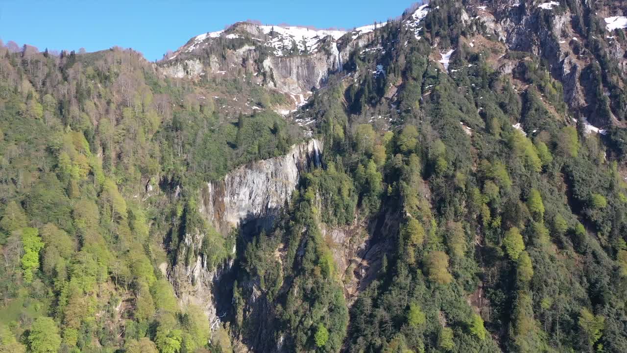 montañas nevadas y cascadas vecinas al cielo