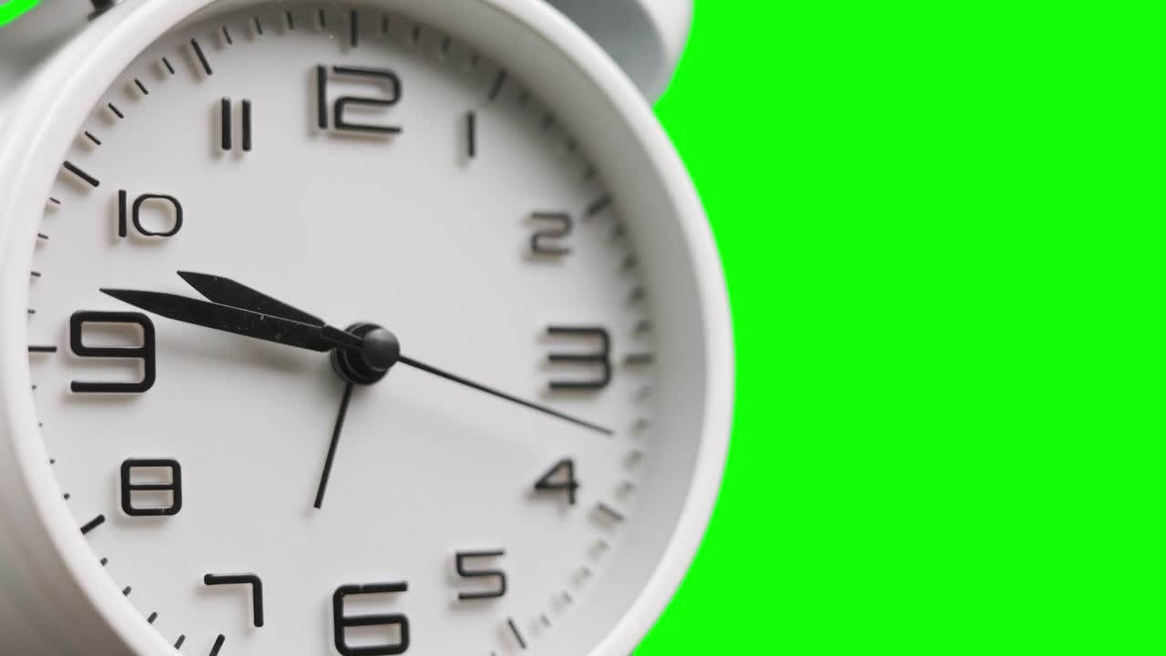 Time Lapse 4K di un primo piano di una sveglia tradizionale con sfondo green screen e spazio per il testo, che mostra il concetto del tempo che passa nell'ora di punta pomeridiana per il lavoro mattutino e gli affari