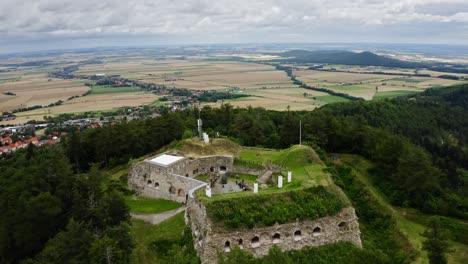 Fortificación-En-Una-Montaña-Boscosa-Cerca-Del-Casco-Antiguo-De-Srebrna-Góra,-Polonia