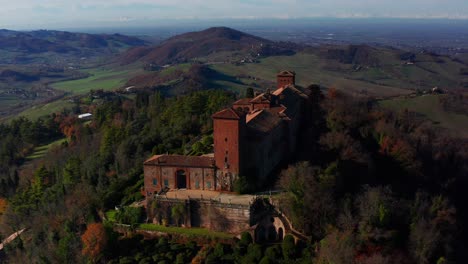 Vista-Lateral-Aérea-Del-Castillo-De-Montalto-Pavese-En-Lombardía,-Italia