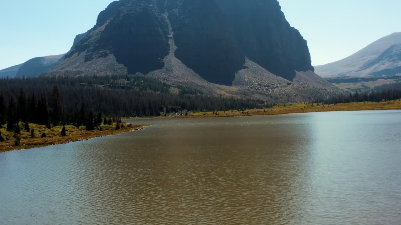 impresionante paisaje de drones aéreos naturaleza que se inclina hacia arriba del hermoso lago del castillo rojo inferior con el pico del castillo rojo que se avecina detrás rodeado de pinos en el bosque nacional alto de uinta en utah