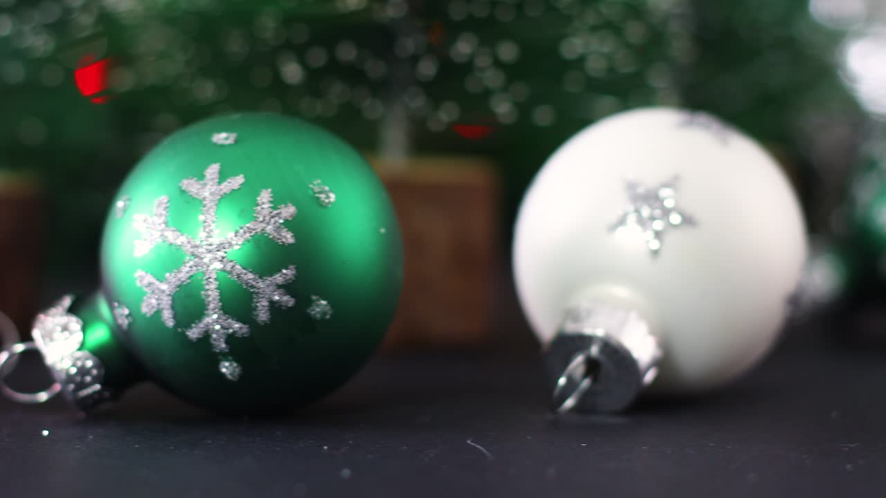 세 개의 귀여운 크리스마스 장식품의 가까운. 녹색, 색 및 빨간색 반이는 크리스마스 보석 테이블에