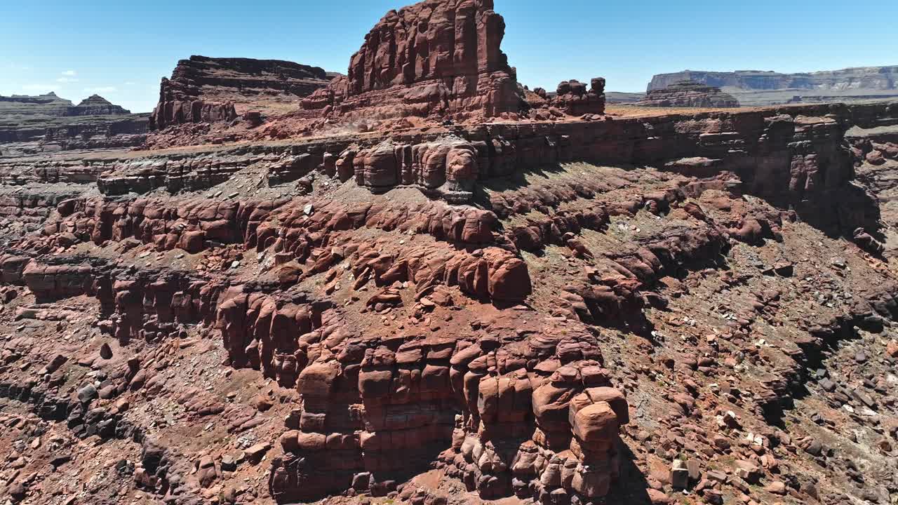 Veduta aerea di un'enorme formazione rocciosa sull'Hurrah Pass fuori Moab, Utah