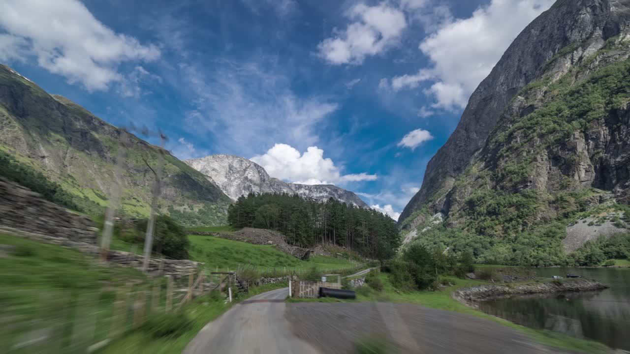 un viaje por la estrecha carretera a lo largo del fiordo naeroy de gudvangen a bakka