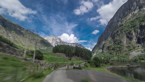 Eine-Fahrt-Auf-Der-Schmalen-Straße-Entlang-Des-Naeroyfjords-Von-Gudvangen-Nach-Bakka