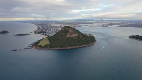 Panorama-Luftaufnahme-Des-Gipfels-Des-Mount-Maunganui-In-Der-Bay-Of-Plenty,-Nordinsel,-Neuseeland