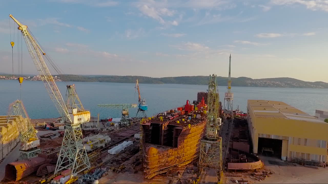 una antena sobre un astillero con grandes barcos en construcción en croacia 3