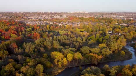 vista aérea de la caída en un parque con un río en el medio