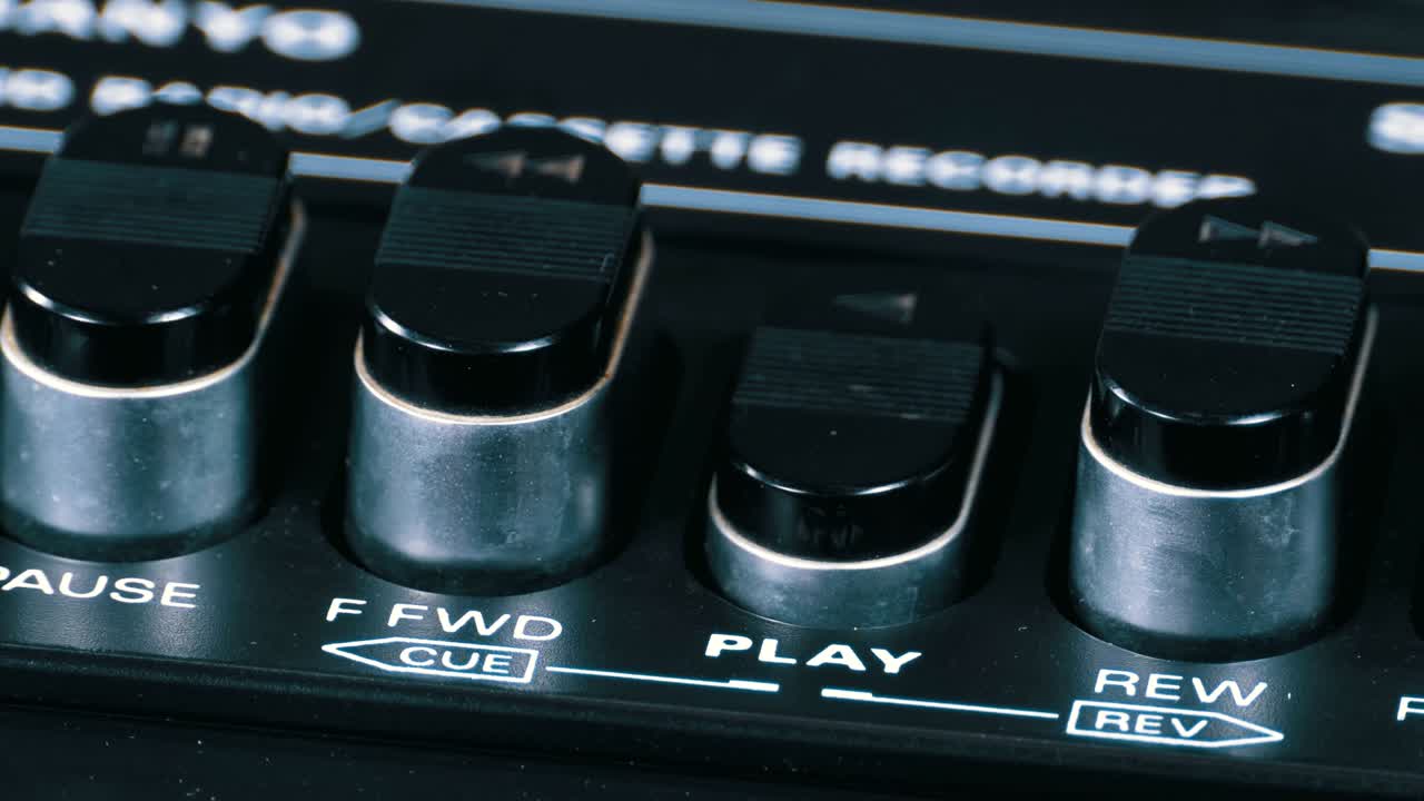 빈티지 테이프 레코더의 재생 버튼을 누르면