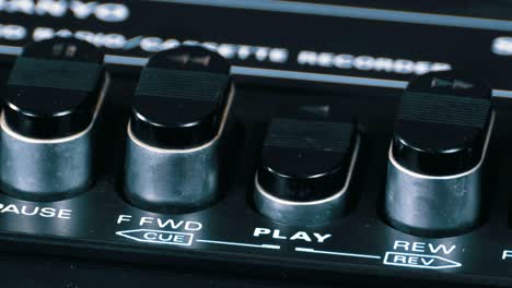 presionando el botón de reproducción en un grabador de cinta vintage