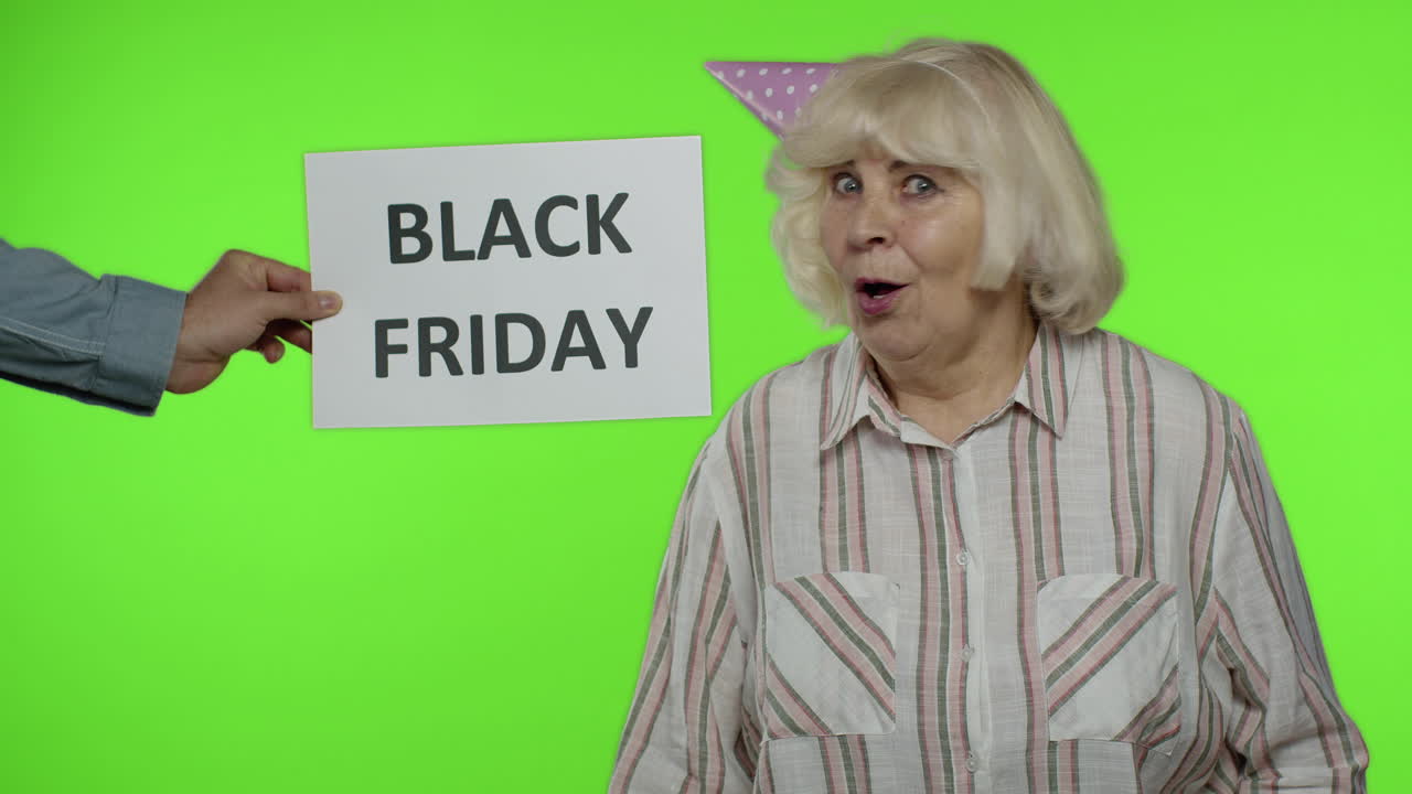 Indskrift, der reklamerer for Black Friday, vises ved siden af en glad bedstemor med indkøbsposer