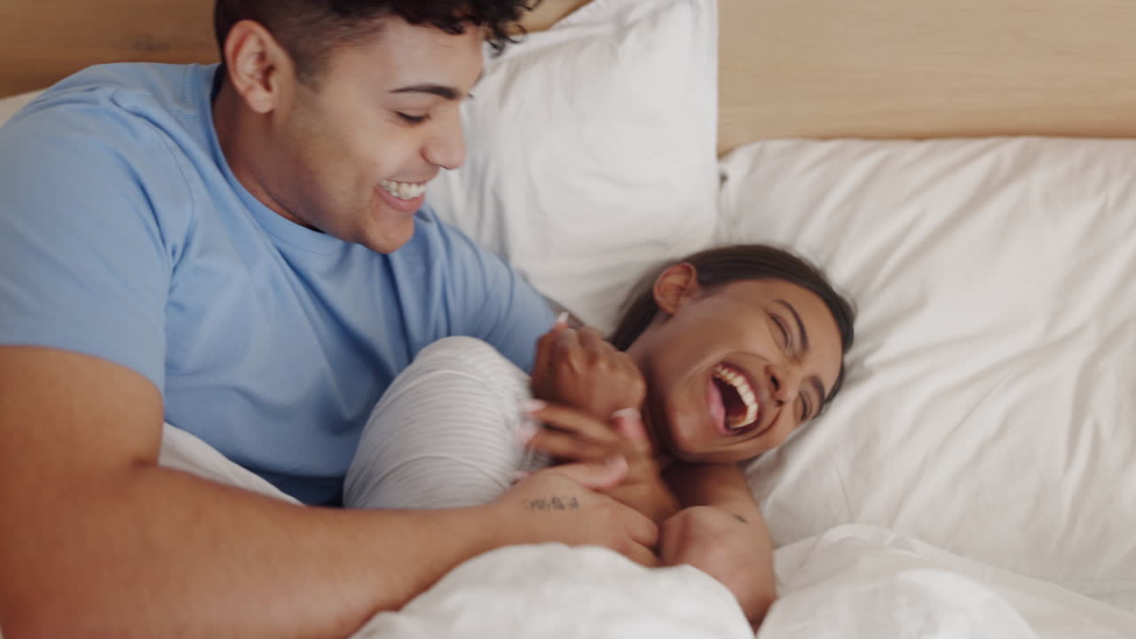 커플, 침대, 걱거리거나 웃는