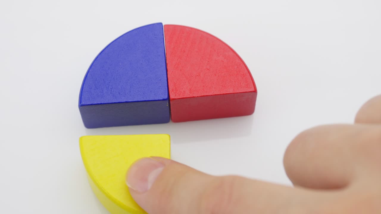 las manos doblan piezas del diagrama.