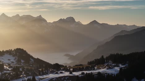 Abendrot-über-Dem-Verschneiten-Walensee,-Glarus,-Schweiz---Luftpanorama