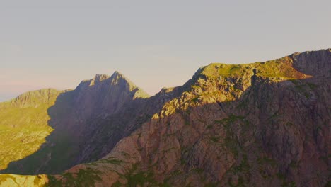 Amanecer-En-Dolly-Aéreo-Sobre-Las-Crestas-Del-Monte-Snowden-En-El-Parque-Nacional-De-Snowdonia-En-Gales