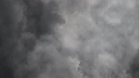 Fondo-De-Una-Tormenta-Oscura-Y-Dramática-En-El-Cielo-Oscuro