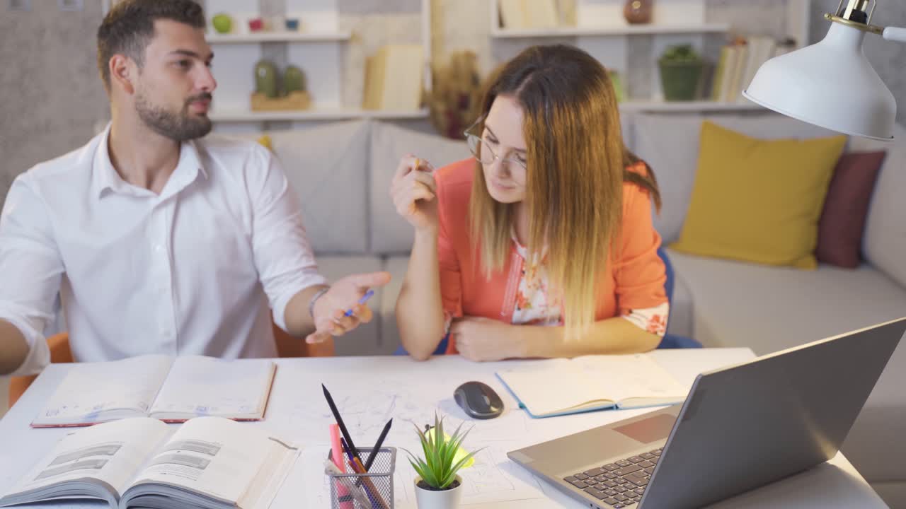 ingenieros casados dibujando en la oficina de casa, trabajando en el proyecto.
