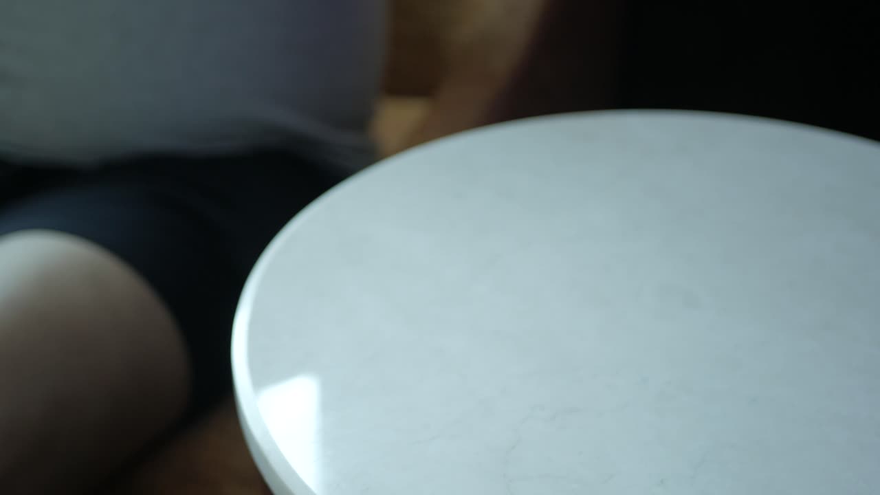 vista para tomar a mano un vaso de agua para beber mientras se relaja en la sala de estar del hotel