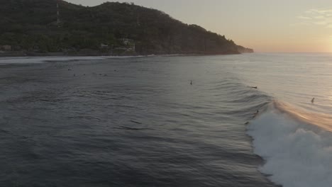 Vista-Aérea-De-Drones-De-Surfistas-Al-Amanecer-El-Zonte-El-Salvador