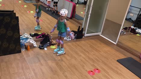 una chica joven aprendiendo a patinar