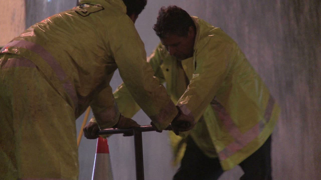 bomberos intentan cerrar una cañería rota en los ángeles 5