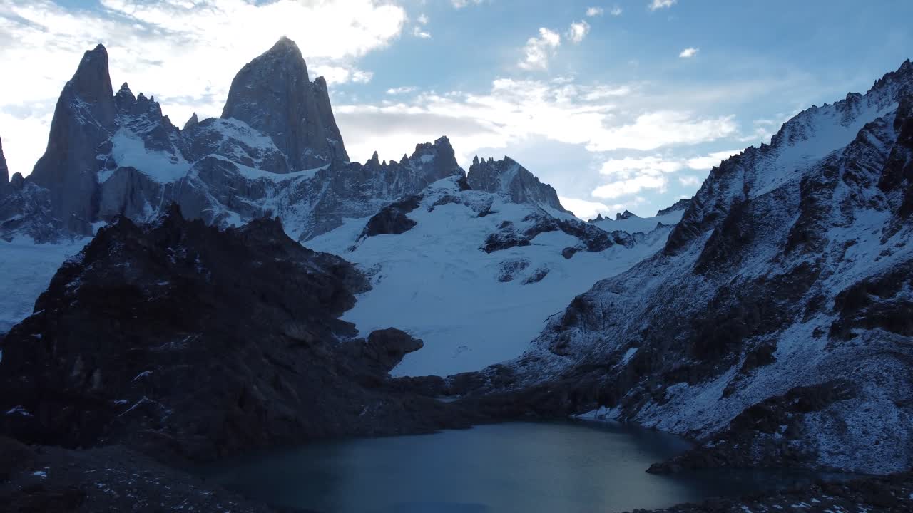 Vista mozzafiato dalla laguna di Los Tres verso il Monte Fitz Roy e il Cerro Torre nel Parco Nazionale Los Glaciares vicino a El Chalten, Argentina.