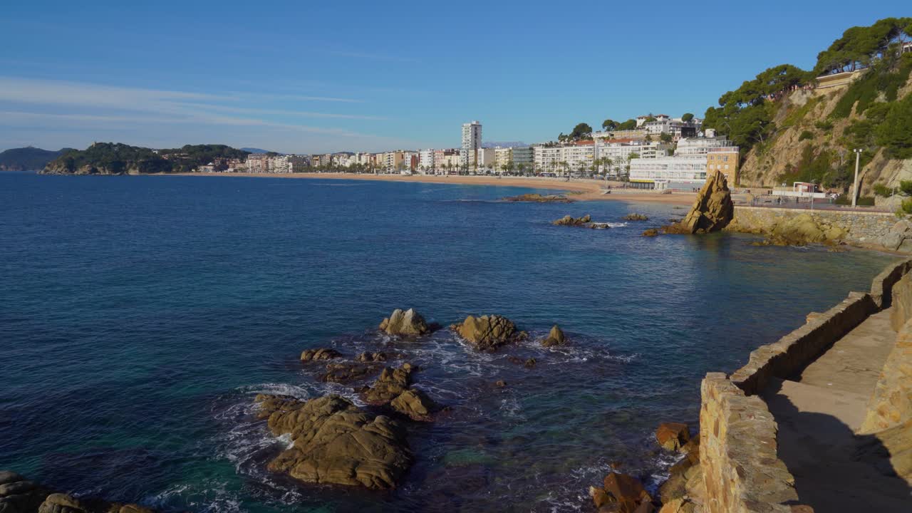 lloret de mar europæisk strand i Middelhavs-Spanien hvide huse roligt hav turkisblå begur costa brava ibiza