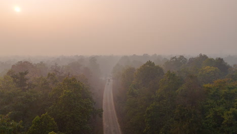 Rauch-Und-Nebliger-Blick-Auf-Die-Terai-Region-Im-Osten-Nepals,-Drohnenaufnahme-Der-Landschaft,-Die-Wilden-Wald-Mit-Transportmöglichkeiten-In-4K-Zeigt