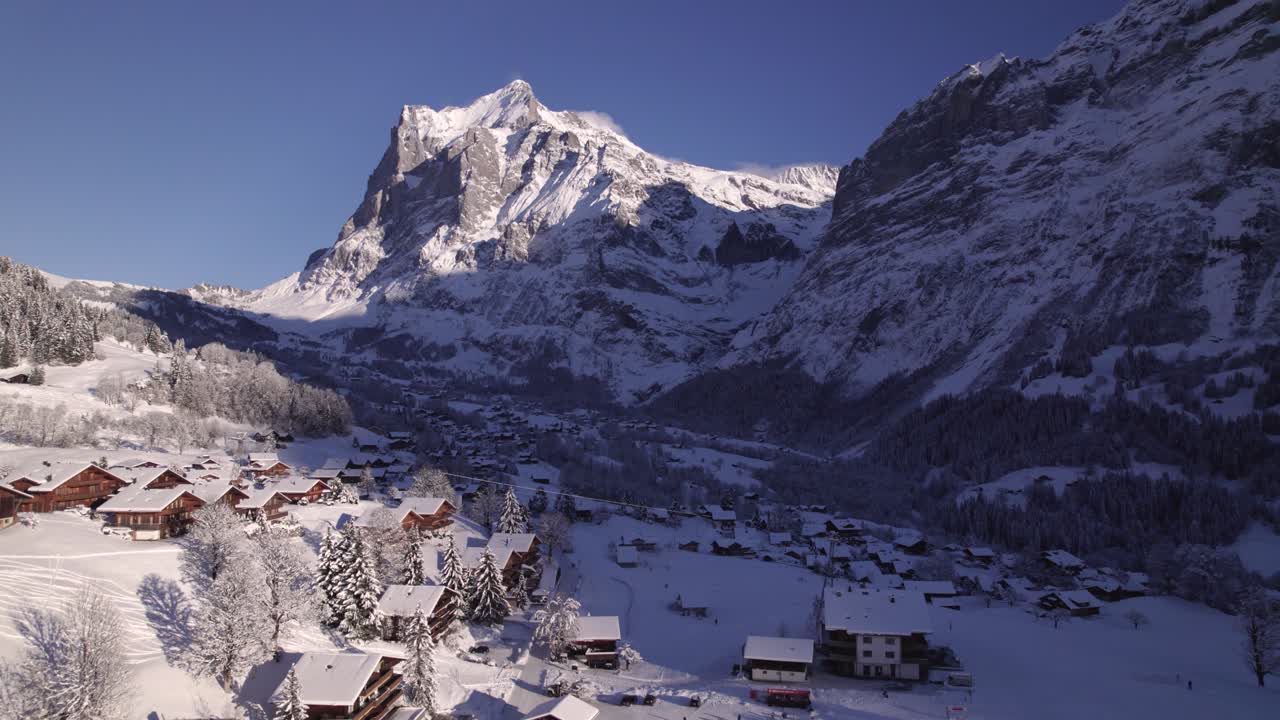 empujando sobre el área de bodmi en el paraíso de las montañas nevadas grindelwald en los alpes suizos con una vista pintoresca del monte wetterhorn