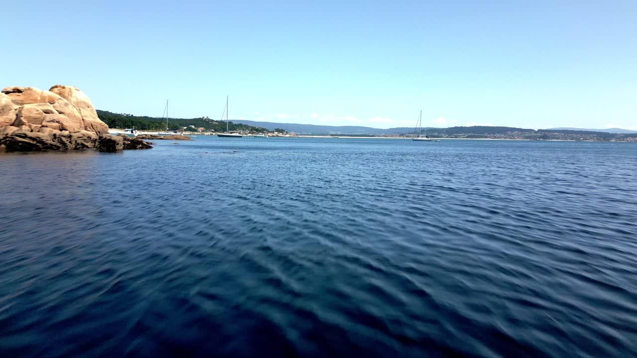 파란 하늘과 함께 어 ⁇ 고  ⁇ 은 바다 위에서 세일보트를 향한 항공 촬영 비행