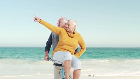 pareja de ancianos jubilados en una bicicleta