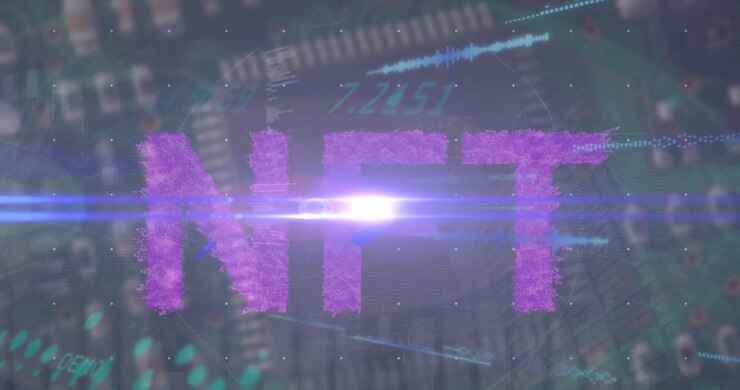 Animatie van een lichtvlek, gegevensverwerking en een NFT-tekstbanner over een close-up van een computerserver.