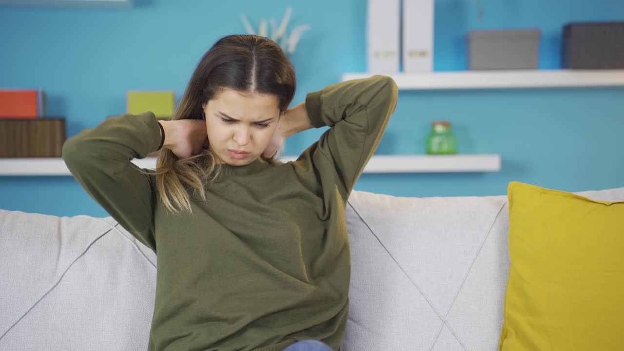 뜨거운 날씨로 고통받는 젊은 여성이  ⁇ 을 흘리고 있습니다.