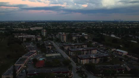 un lapso de tiempo aéreo sobre un barrio residencial en fort lauderdale, florida