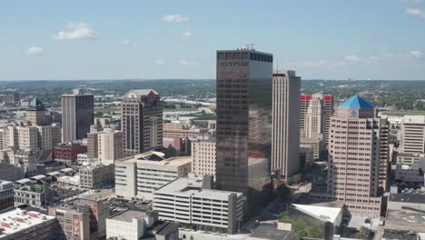 Dayton,-Ohio-Skyline-Close-Up-Drone-Video-Moviéndose-De-Izquierda-A-Derecha