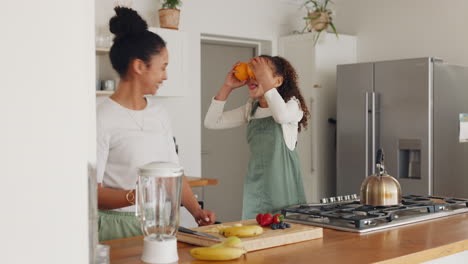 madre, niña y baile mientras juegan con la fruta