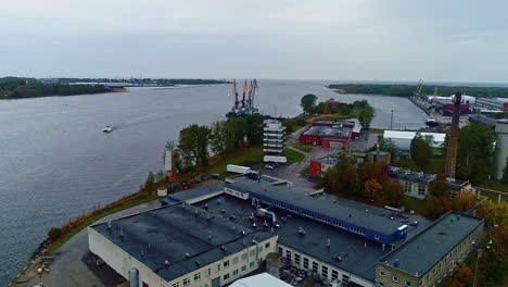 drone aéreo disparó sobre godowns junto a un puerto situado en una entrada con una terminal de contenedores en un día nublado