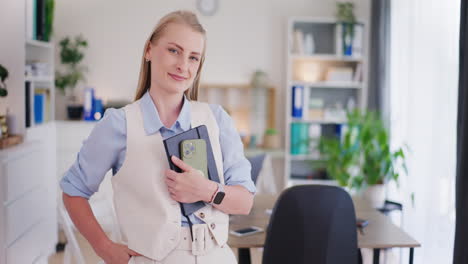 Glücklich-Geschäftsfrau-Blick-In-Die-Kamera-Im-Büro