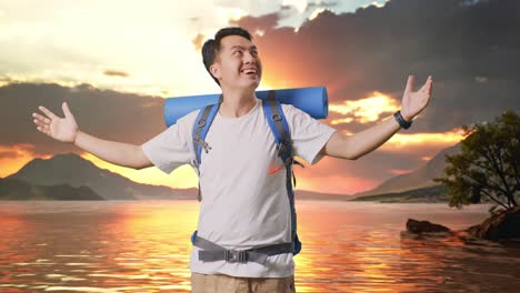 excursionista masculino asiático con mochila de montañismo sonriendo y abriendo los brazos disfrutando de la vista alrededor de un lago