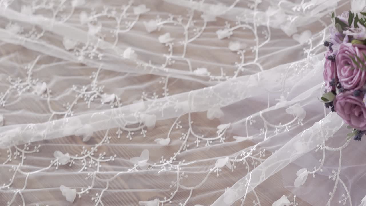 장미 꽃다발 근처의 투명한 열차를 느리게 가까이 볼 수 있습니다.