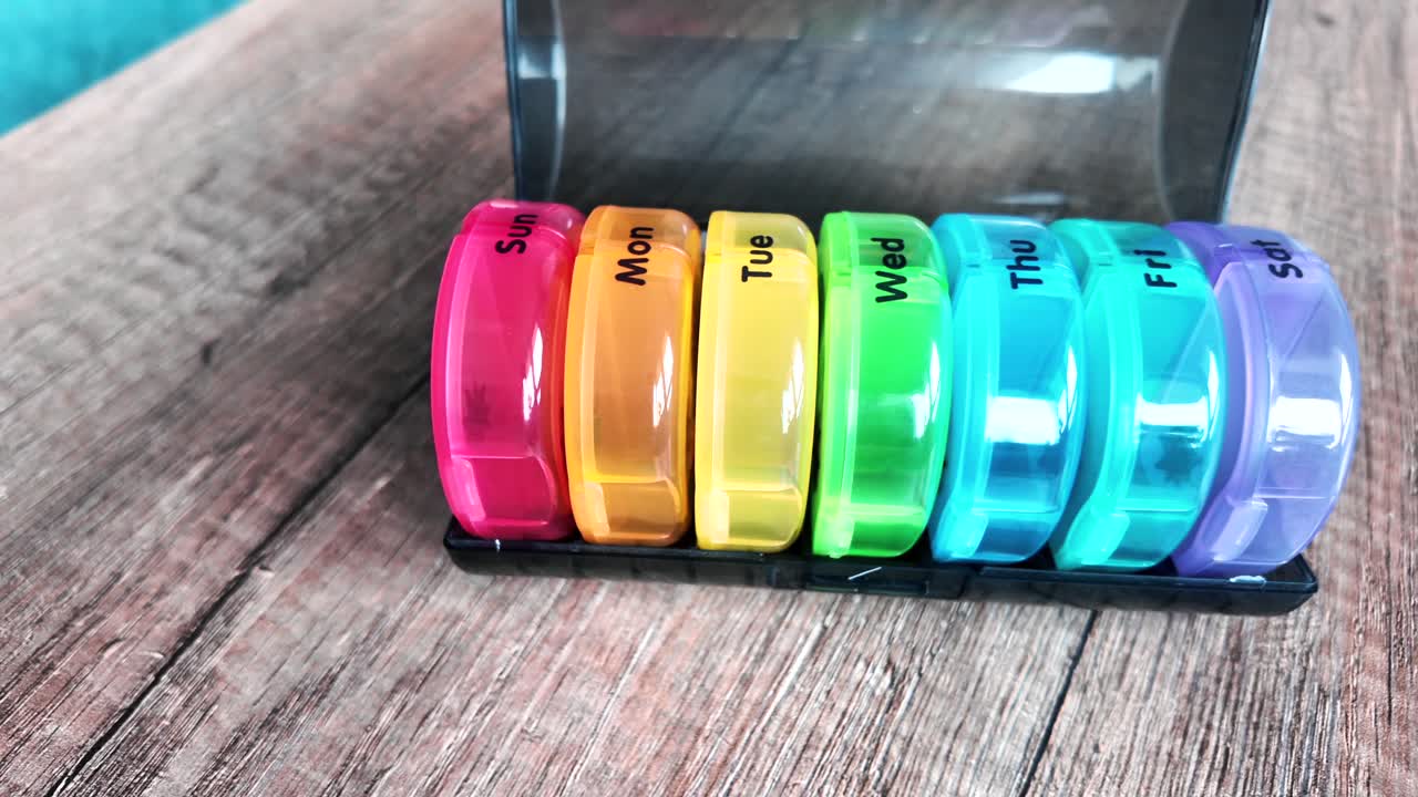 caja de plástico colorida para consumir pastillas todos los días