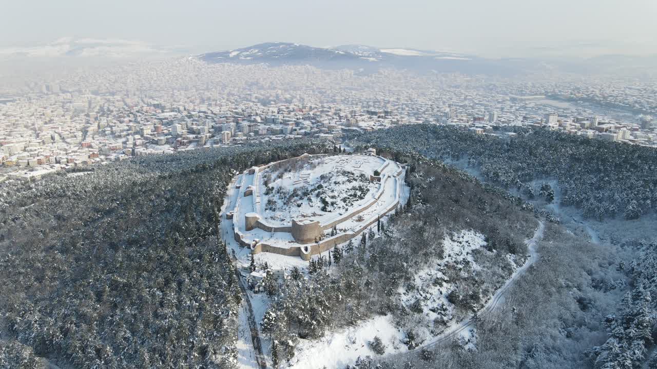 공중 무인 항공기 성 덮여 눈