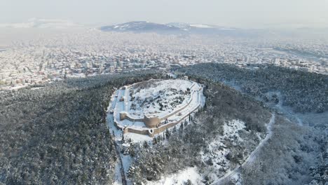 空中無人機城堡 覆蓋著雪