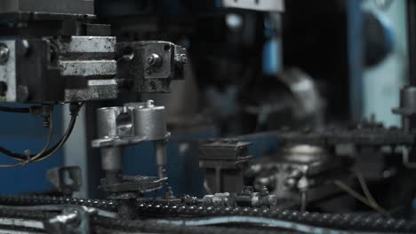 Máquina-De-Torno-Que-Procesa-Piezas-Metálicas.-Detalle-De-Producción-De-Fábrica-Metalúrgica.
