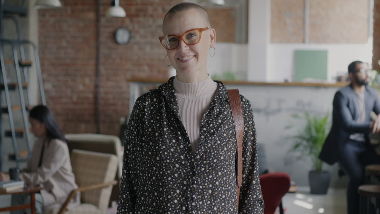 mujer segura en un entorno de oficina moderno