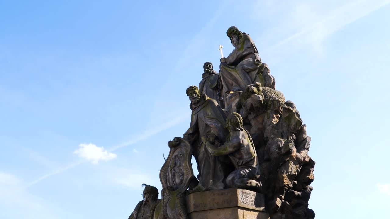 estatuas de juan de matha, félix de valois y san iván en el puente carlos en praga, república checa